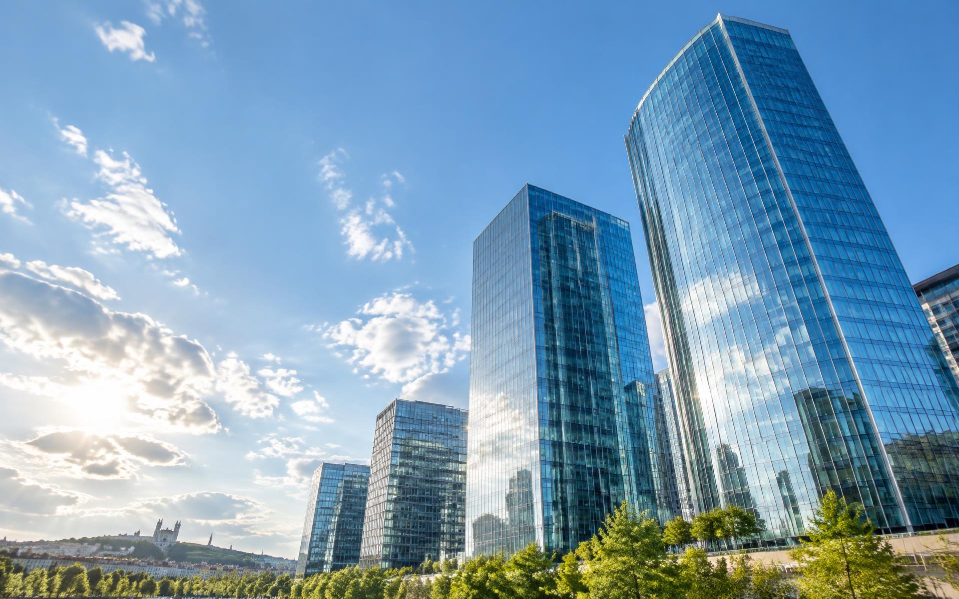 Tours de bureaux de Lyon en plein jour, ciel bleu